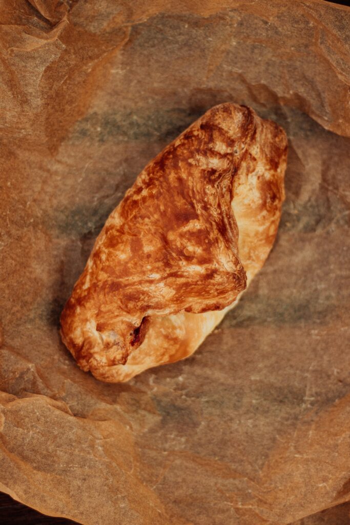 Un pâté en croûte tout chaud prêt à servir sur Orléans Métropole